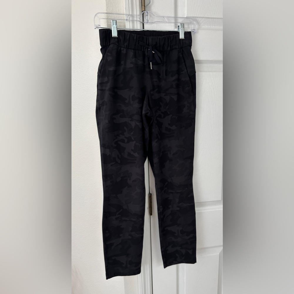 Lululemon On the Fly 7/8 Pant size 2 in
Incognito Camo Multi Grey